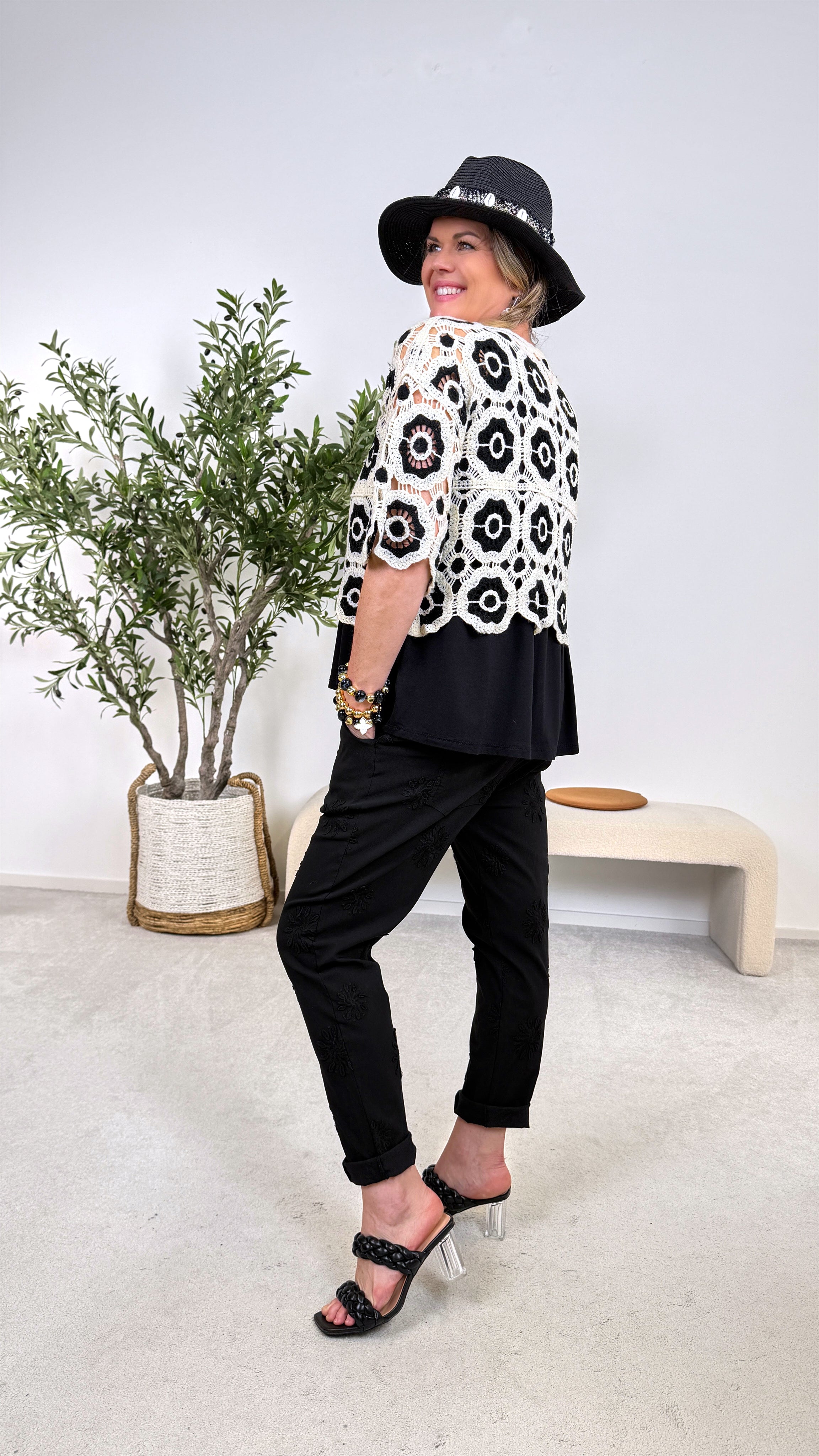 Häkelshirt Oasis Bloom *Schwarz*