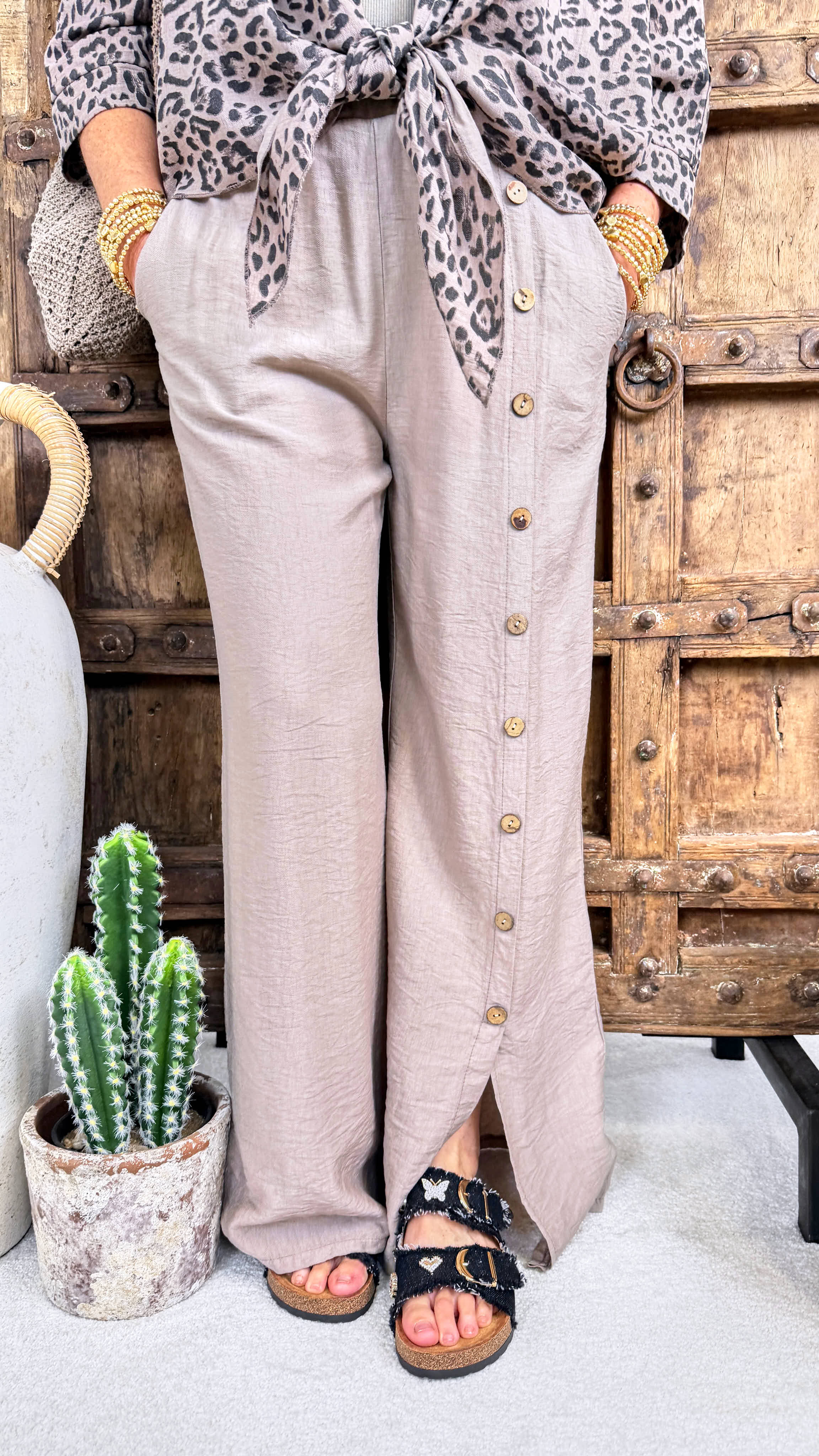 Weite Hose Row of Buttons *Taupe*