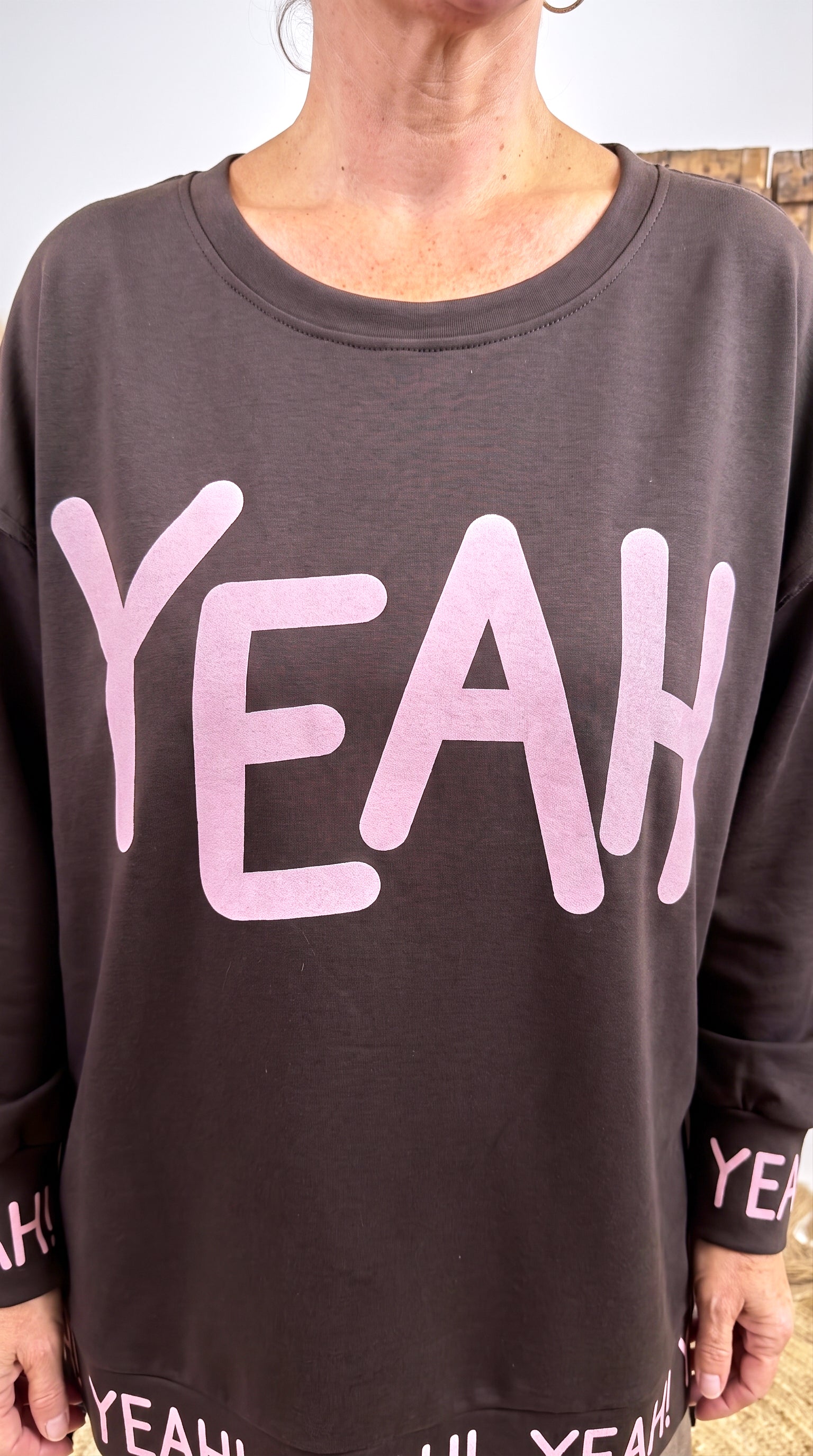 Oversized Sweatshirt Yeah *Schoko*