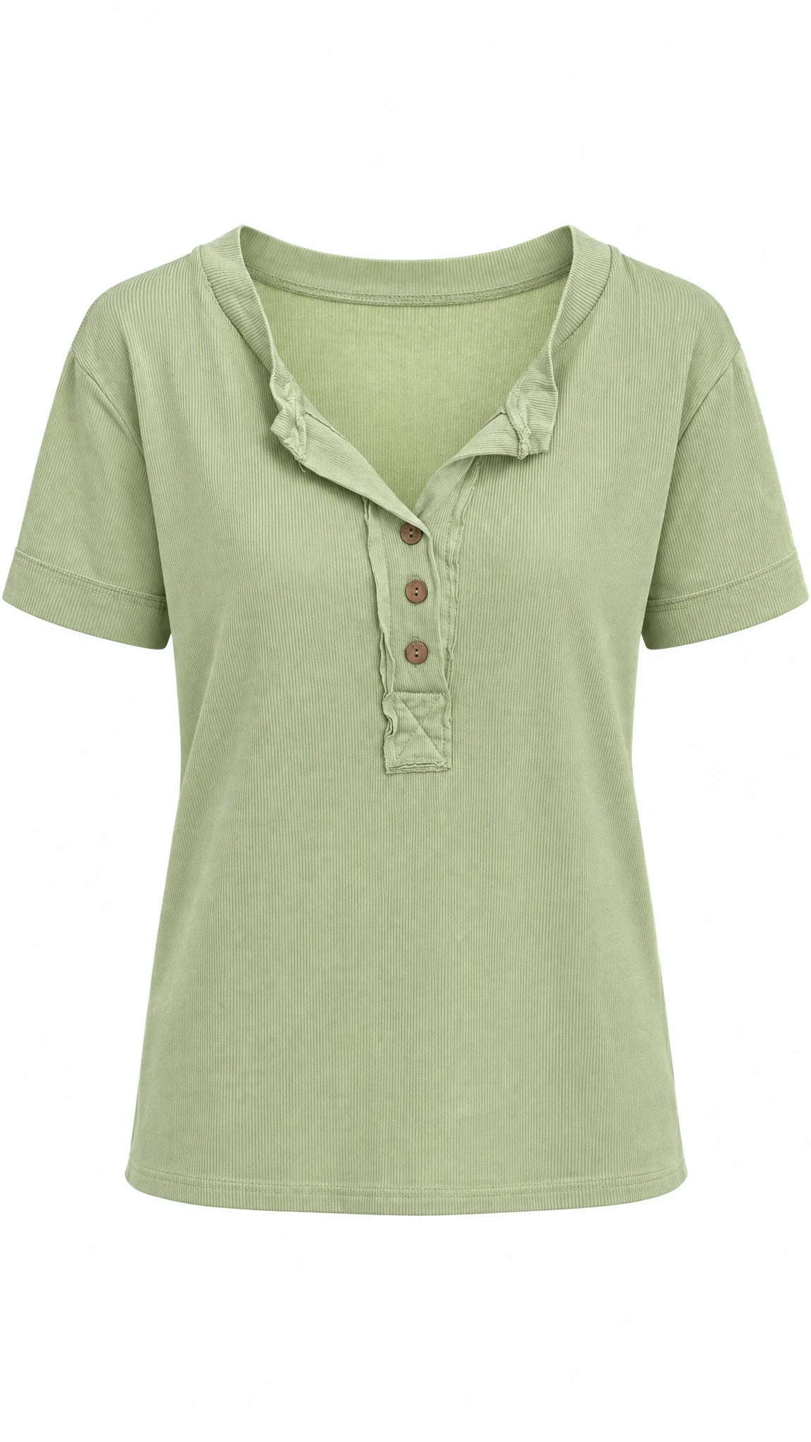 Grünes T-Shirt mit Henley-Ausschnitt, Knopfleiste und kurzen Ärmeln auf einem Kleiderbügel