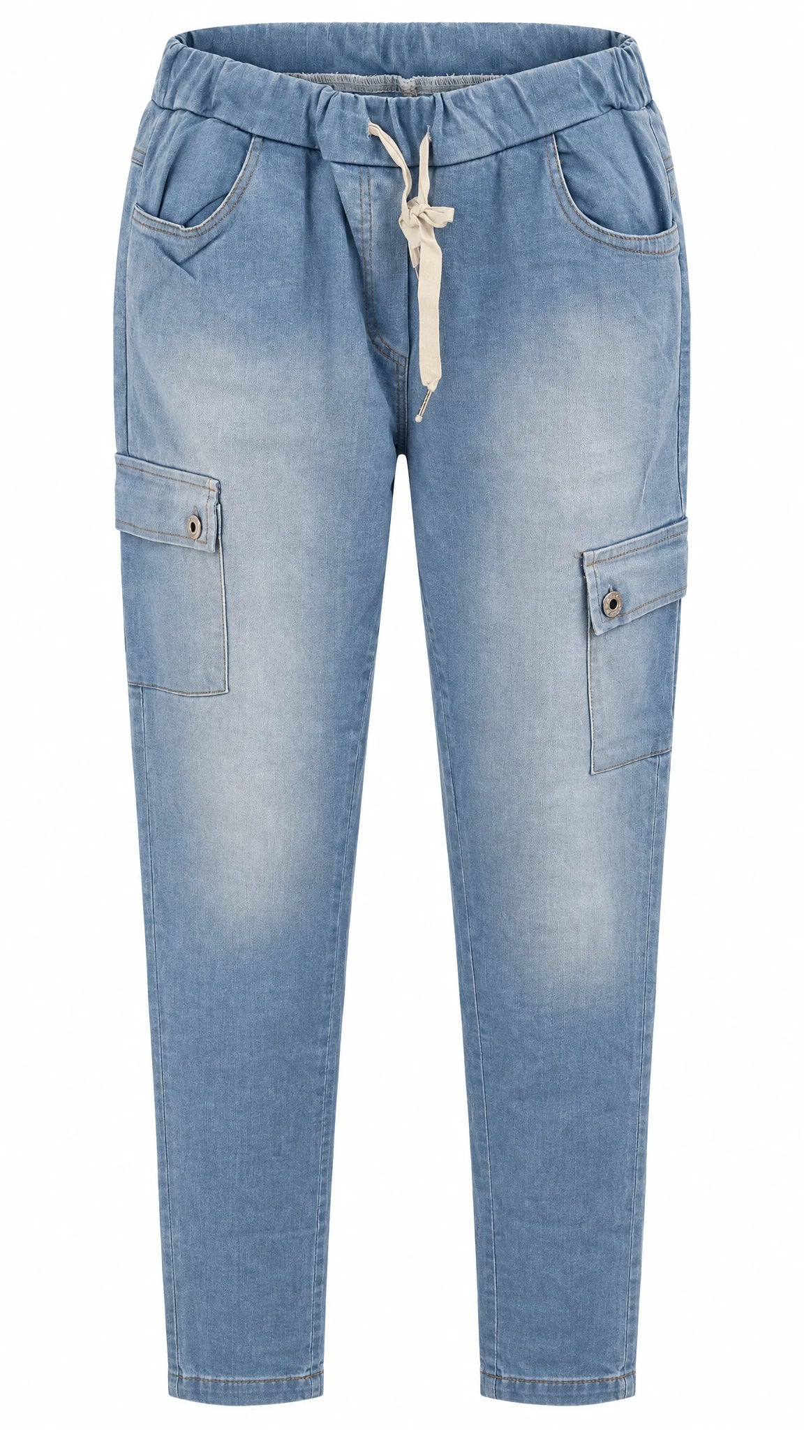 Hellblaue Jeans mit elastischem Bund, Tunnelzug und aufgesetzten Cargotaschen auf einem Kleiderbügel