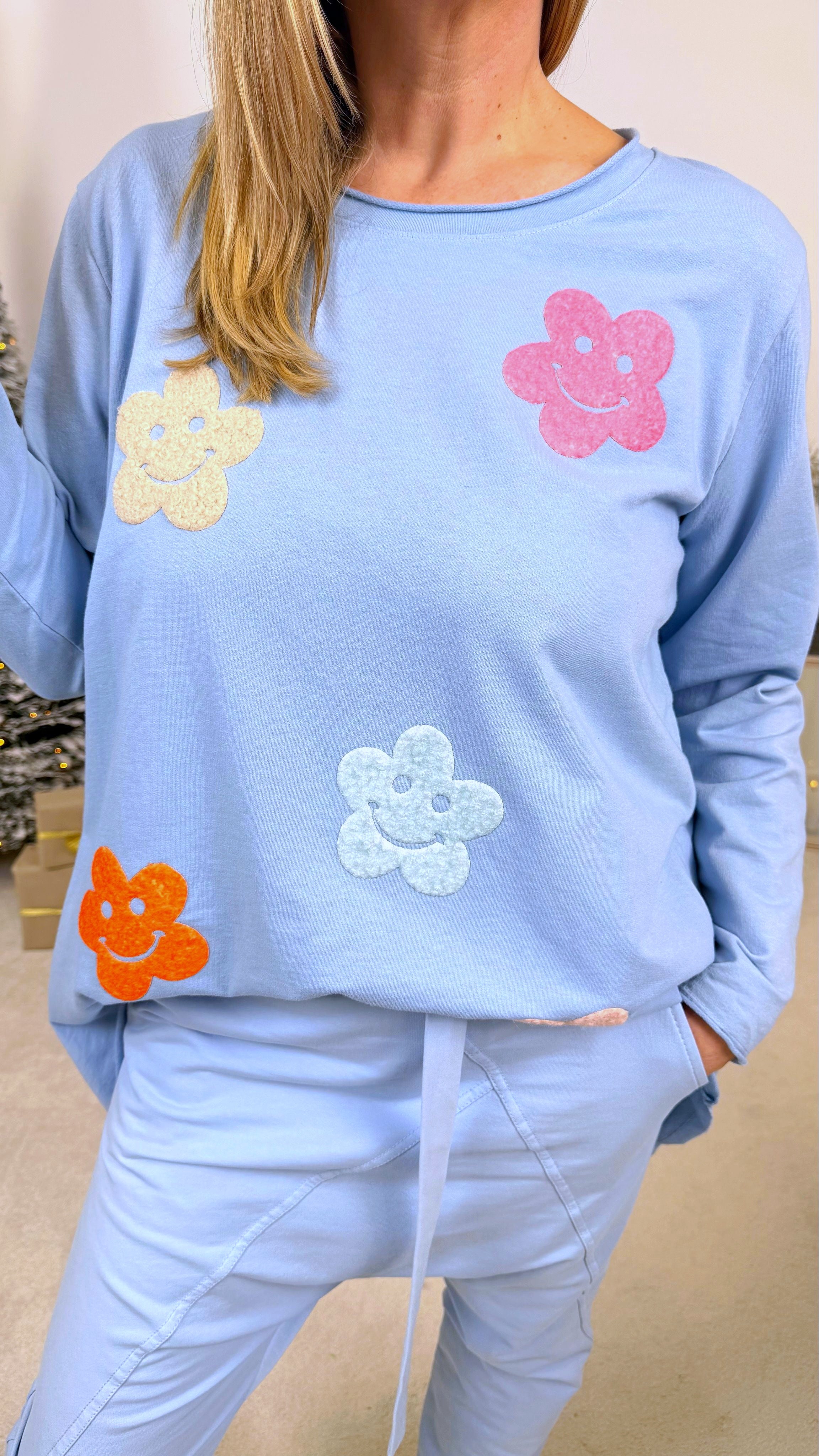 Oversized Langarmshirt Happy Blossom *Hellblau*