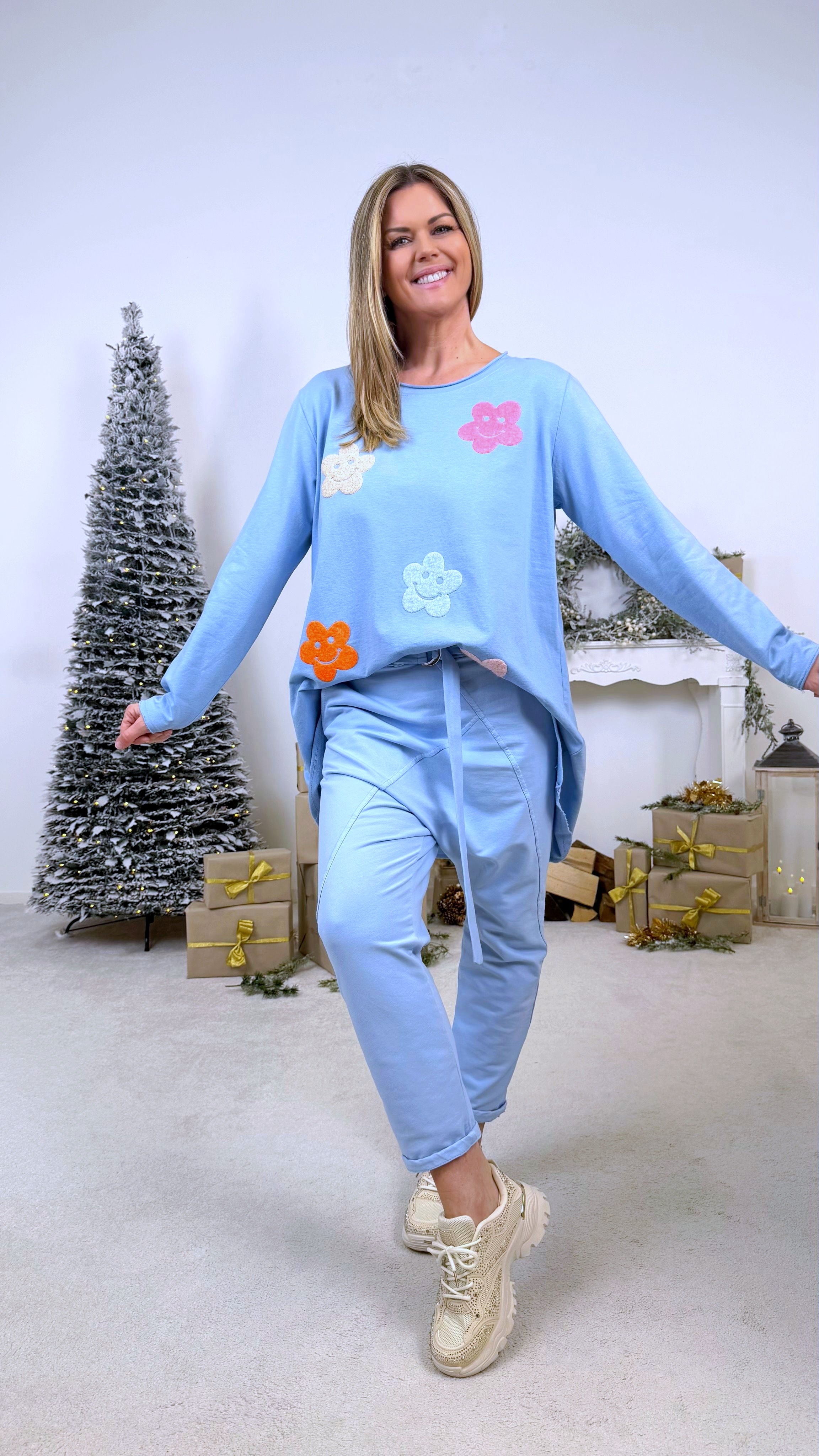 Oversized Langarmshirt Happy Blossom *Hellblau*