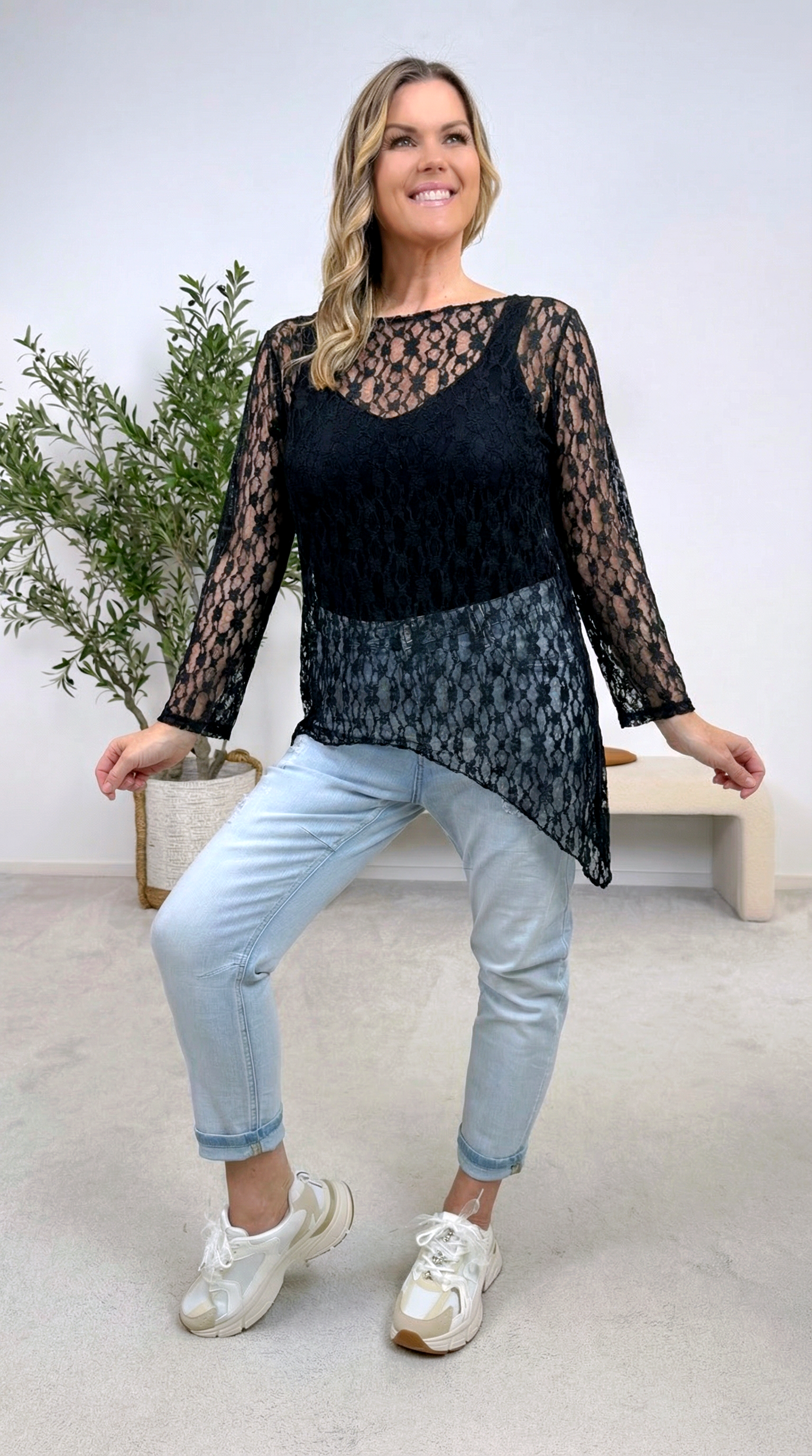 Spitzenshirt Romantic Glow *Schwarz* (lieferbar ab 2.2.26)