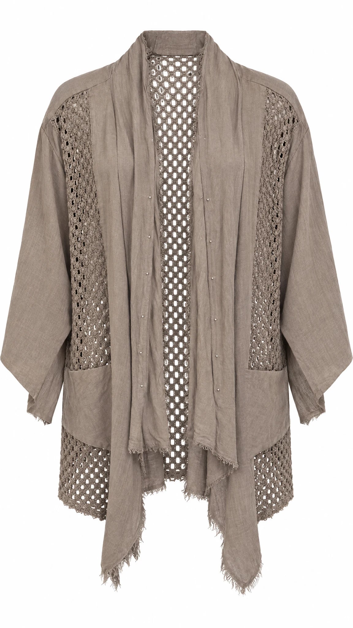 Offene braune Strickjacke mit durchbrochenen Häkel-Einsätzen und ausgefransten Kanten auf einem Kleiderbügel