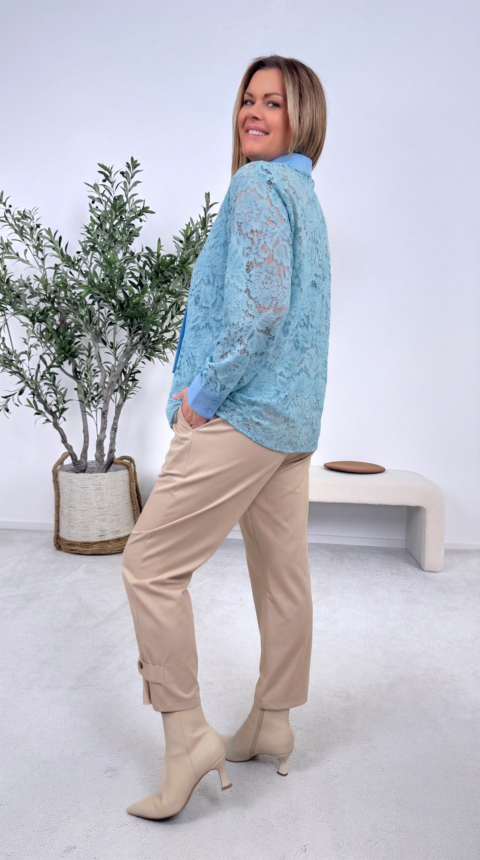 Spitzenbluse Delicate Muse *Blau*