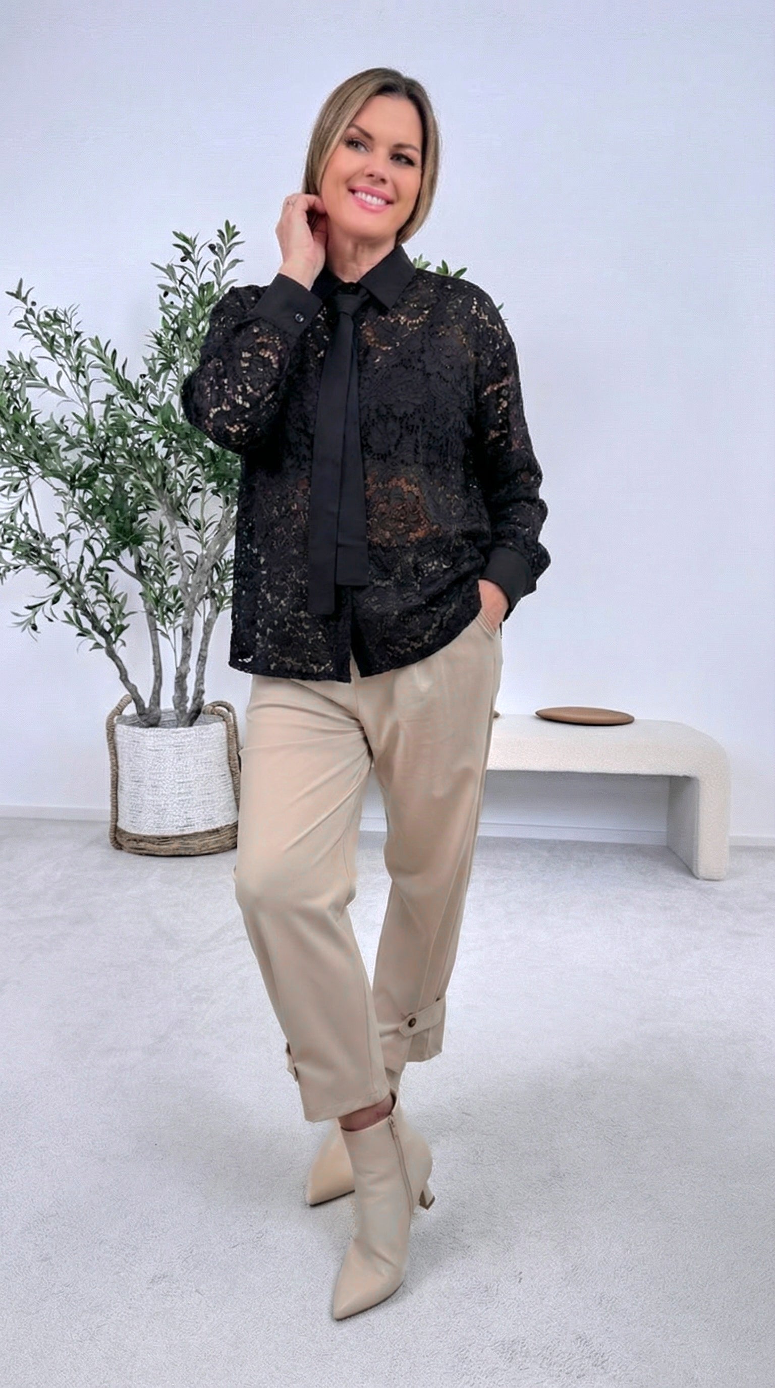 Spitzenbluse Delicate Muse *Schwarz*