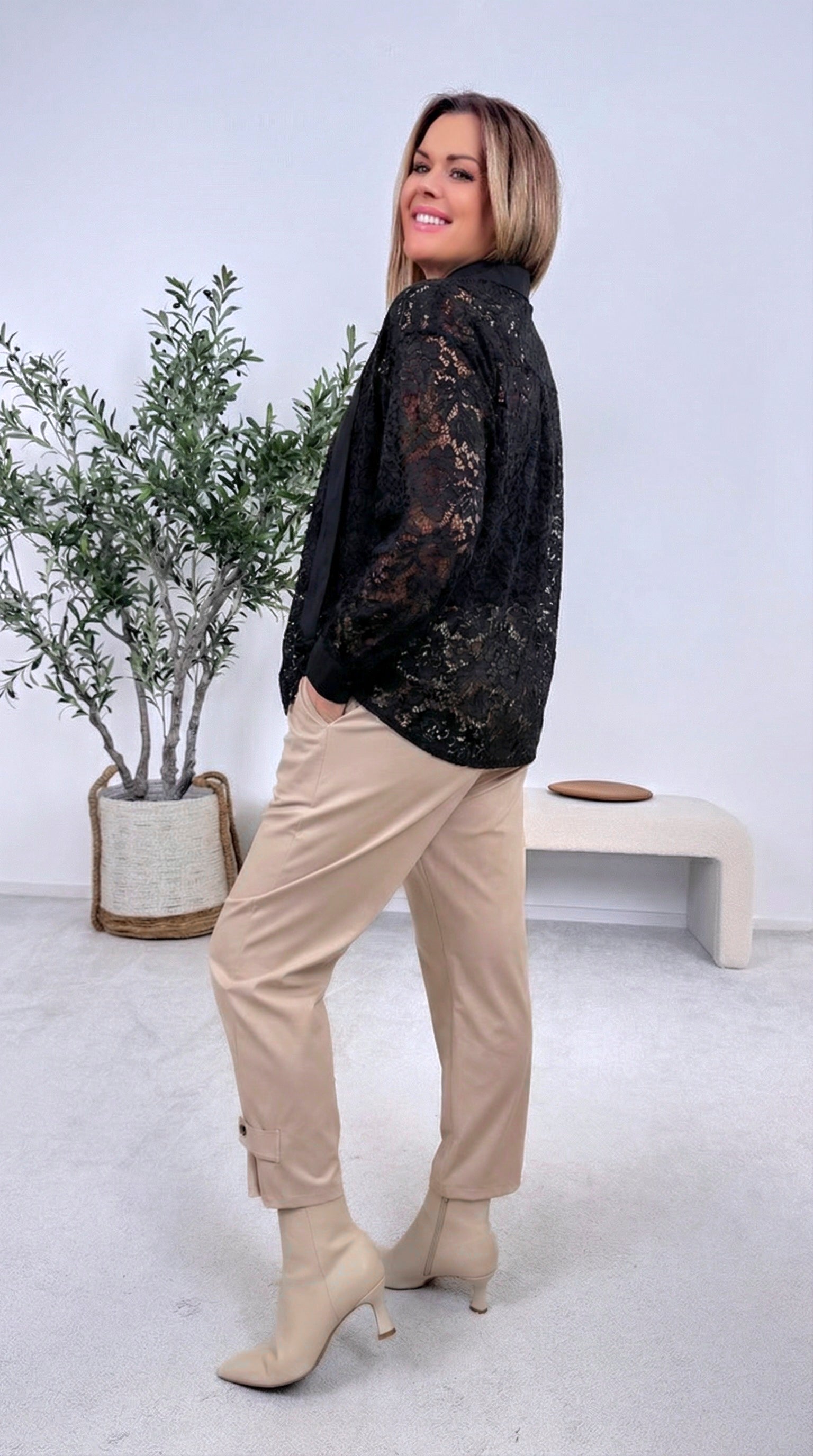 Spitzenbluse Delicate Muse *Schwarz*