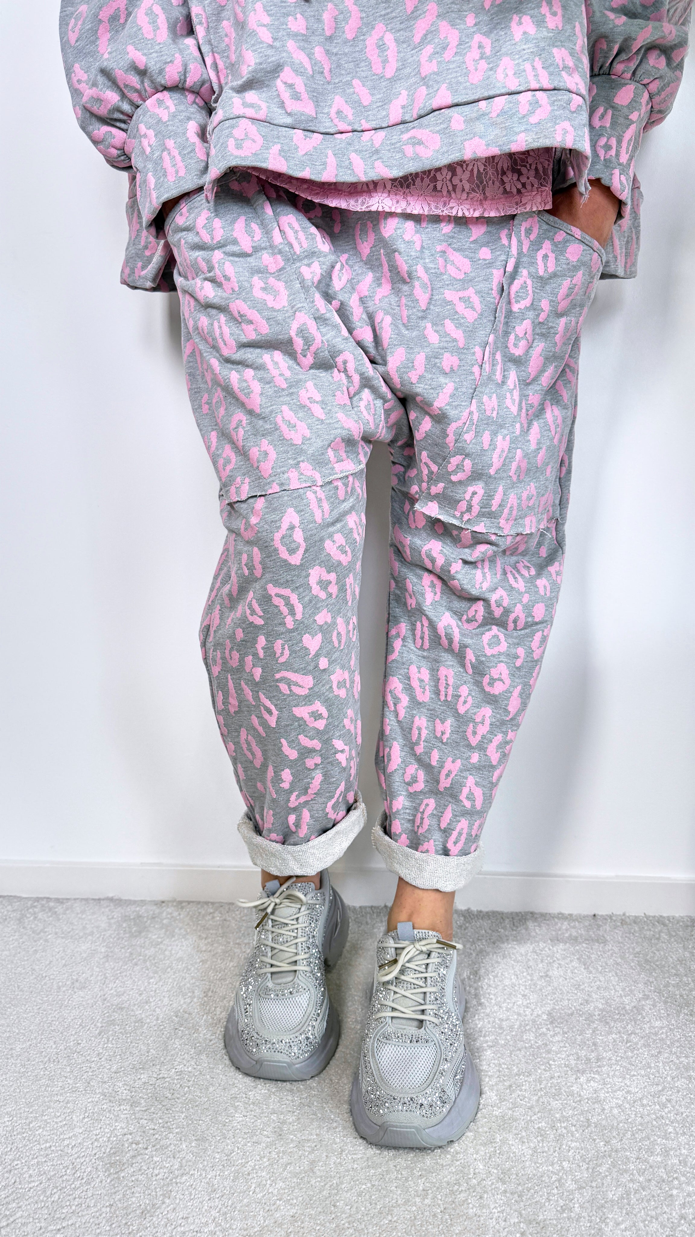 Baggy-Sweathose Pinky Leo