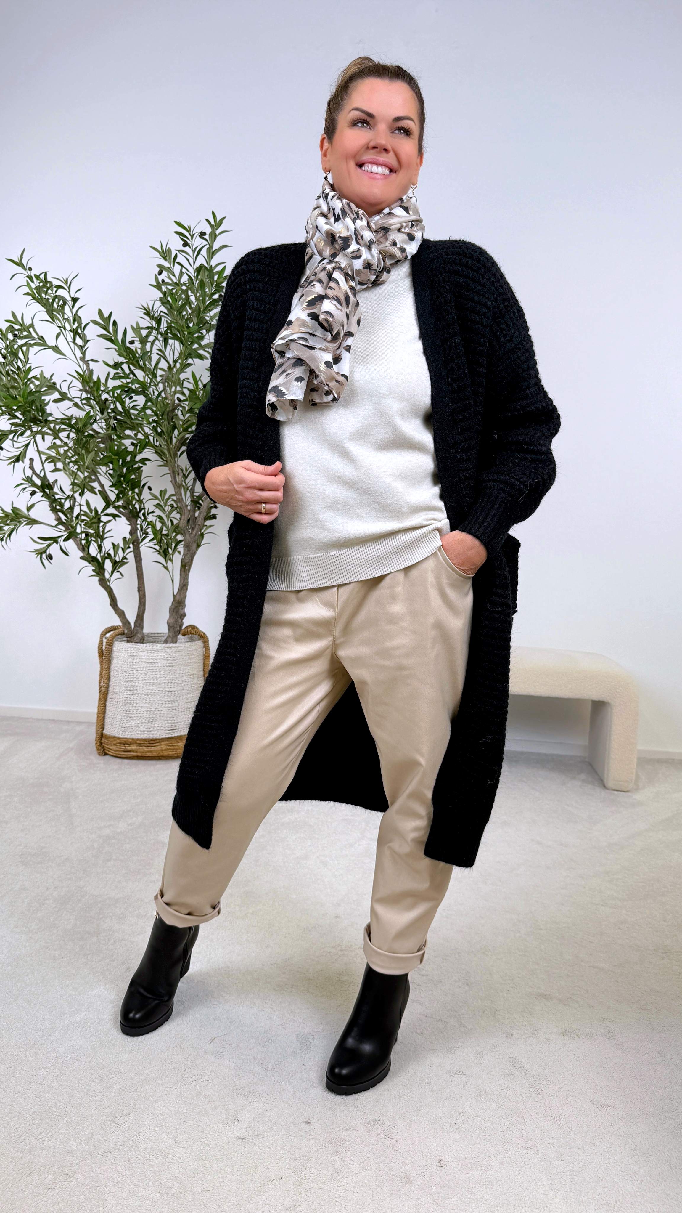 Strickjacke Woolly Vibe *Schwarz*