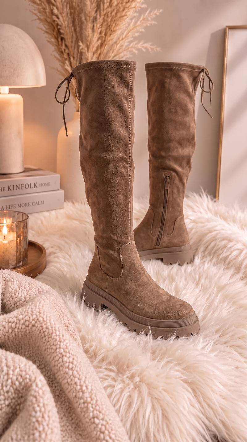 Kniehohe Stiefel aus Velours mit Plateausohle und Bindeband am Schaft in Camel Hell