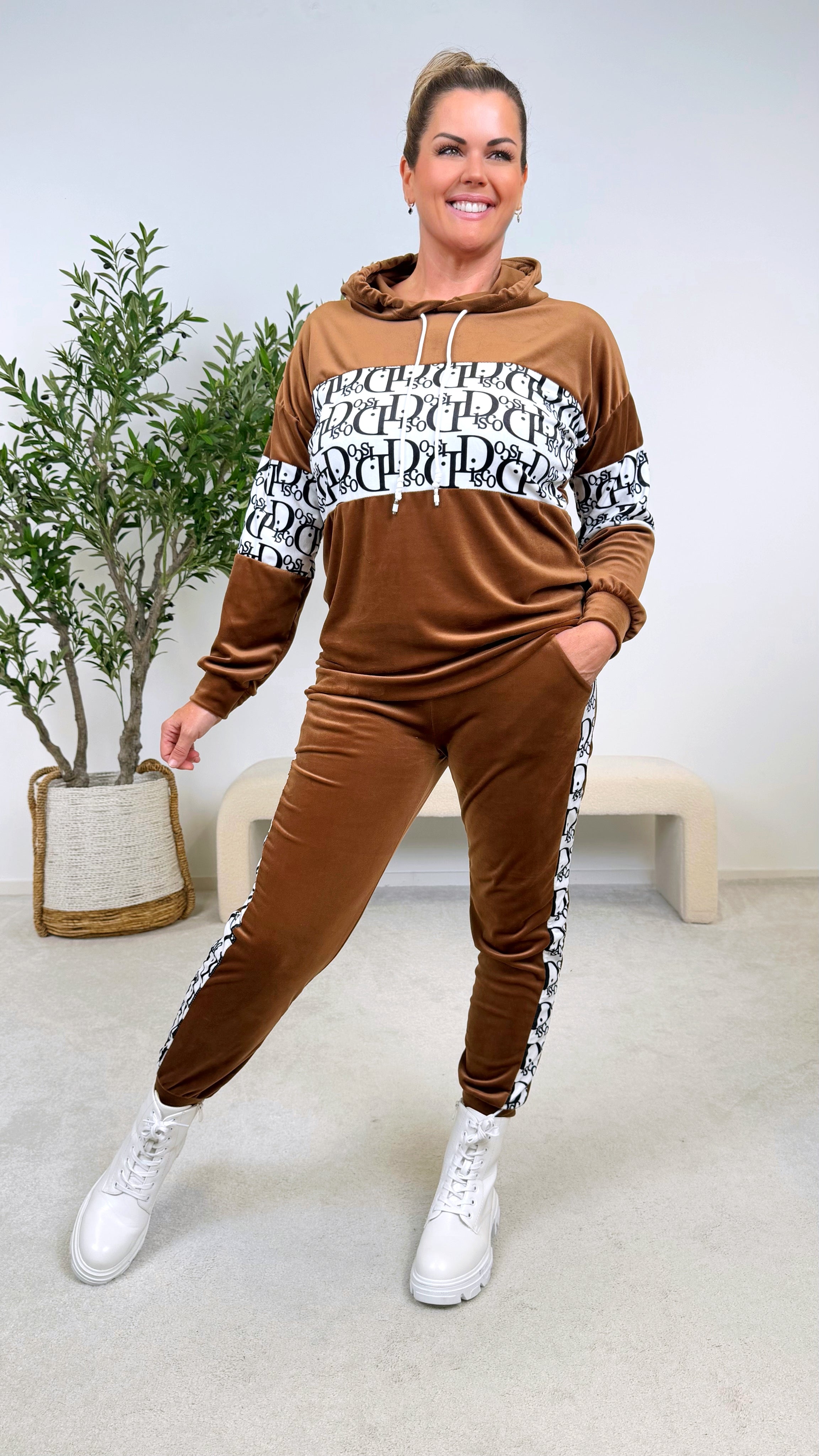 Hoodie Glam Script *Camel*