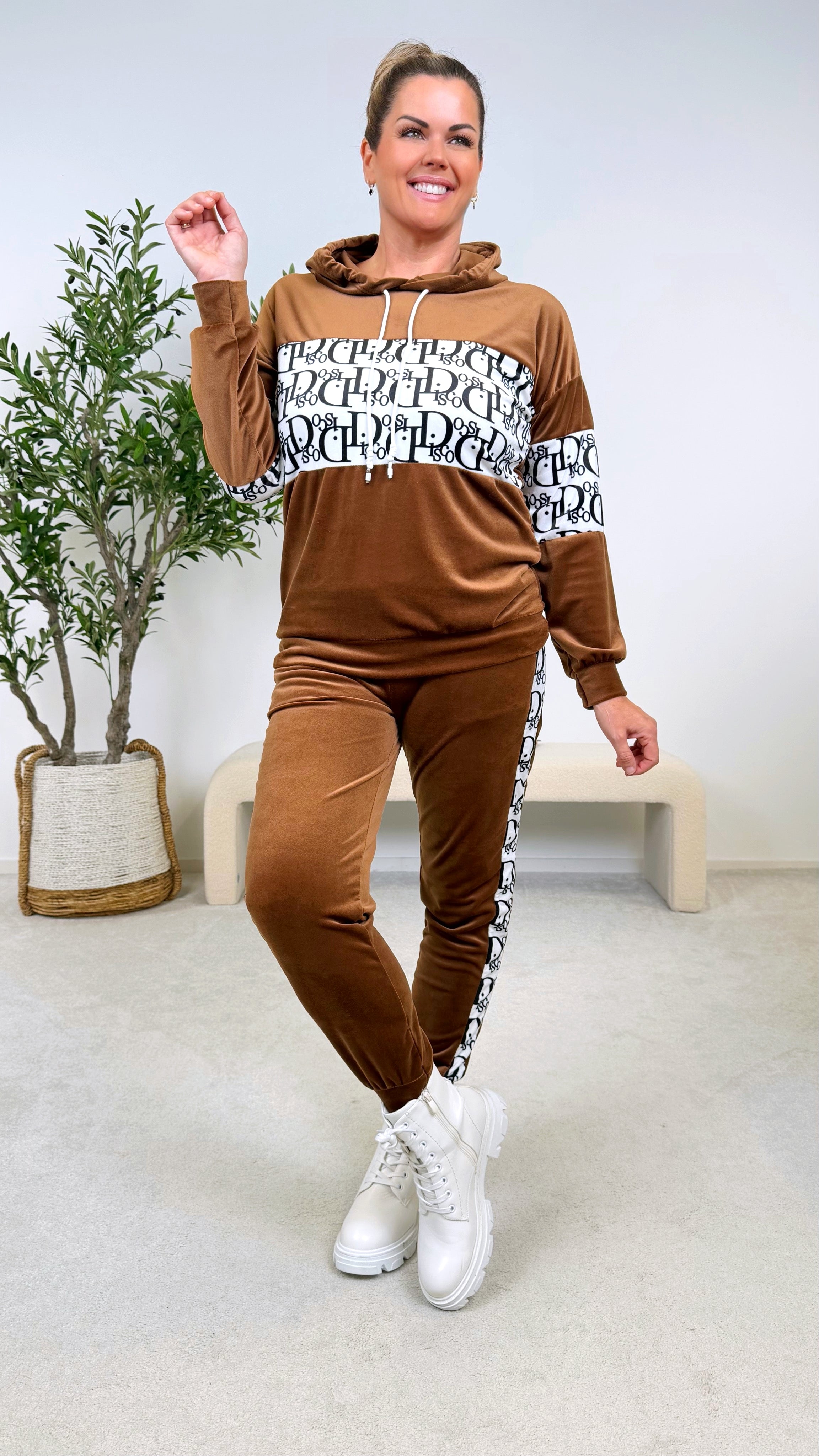 Hoodie Glam Script *Camel*