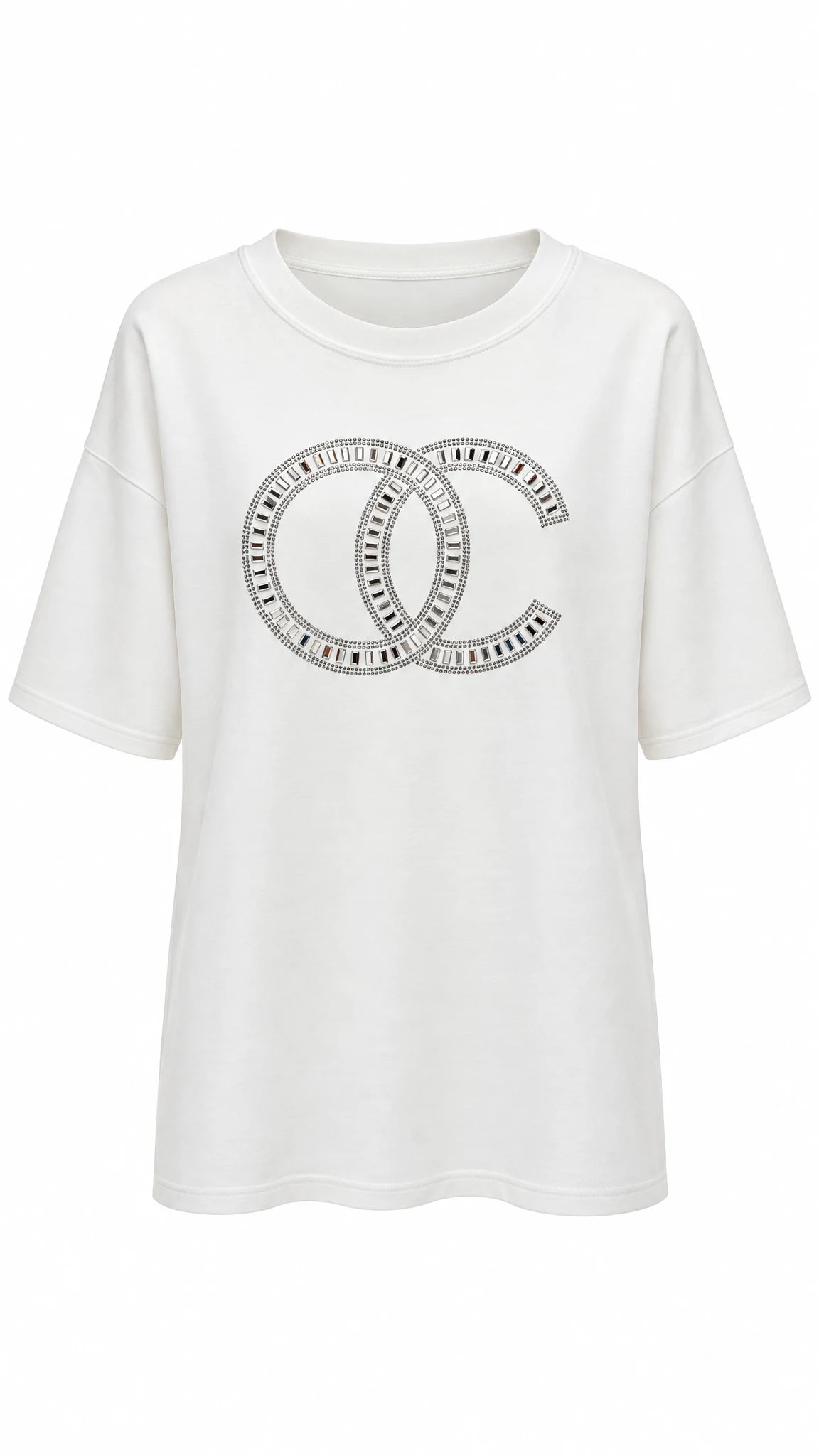 Weißes Oversize-Shirt mit Halbarm und Strass-Emblem auf einem Kleiderbügel