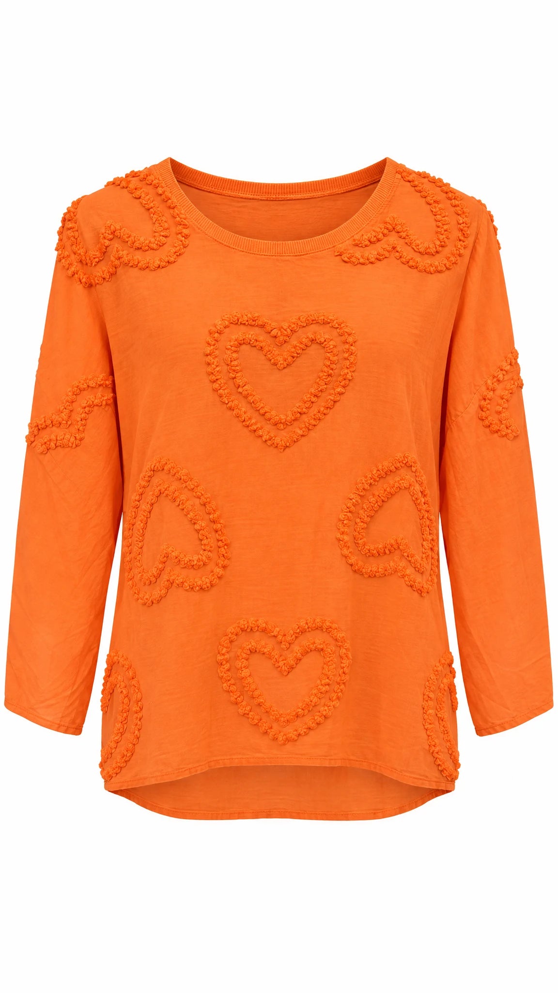Oranges Langarmshirt mit aufgestickten Herz-Applikationen auf Schultern, Ärmeln und Vorderteil, am Bügel hängend
