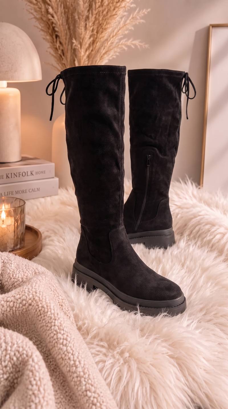 Kniehohe Stiefel aus Velours mit Plateausohle und Bindeband am Schaft in Schwarz