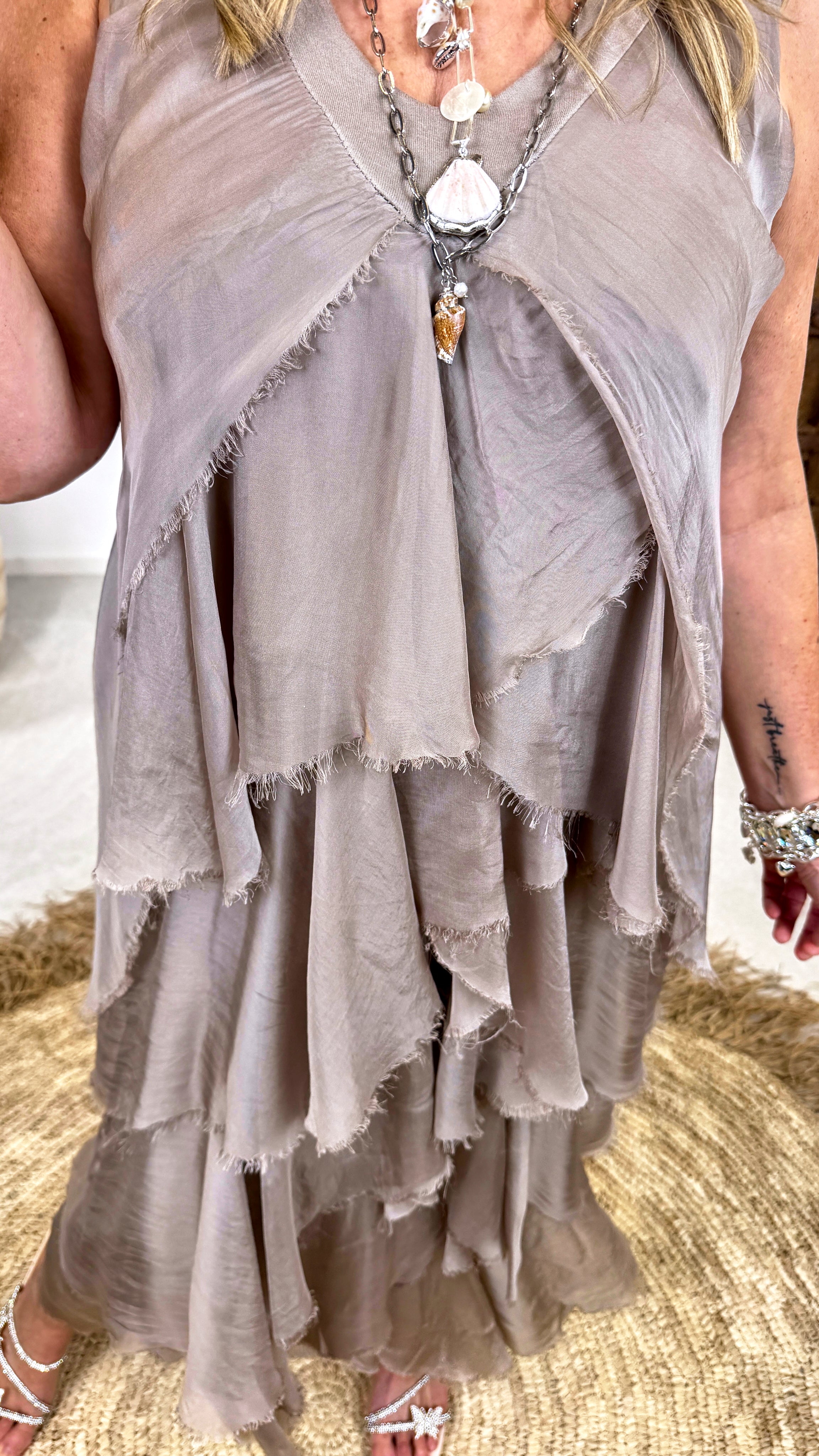 Langes Kleid Ruffle Love  *Taupe*