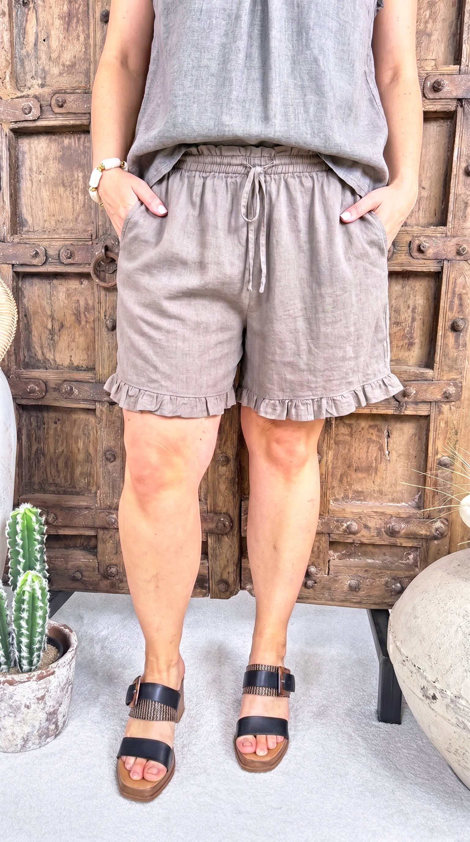 Kurze Leinenhose Soft Volant *Taupe*
