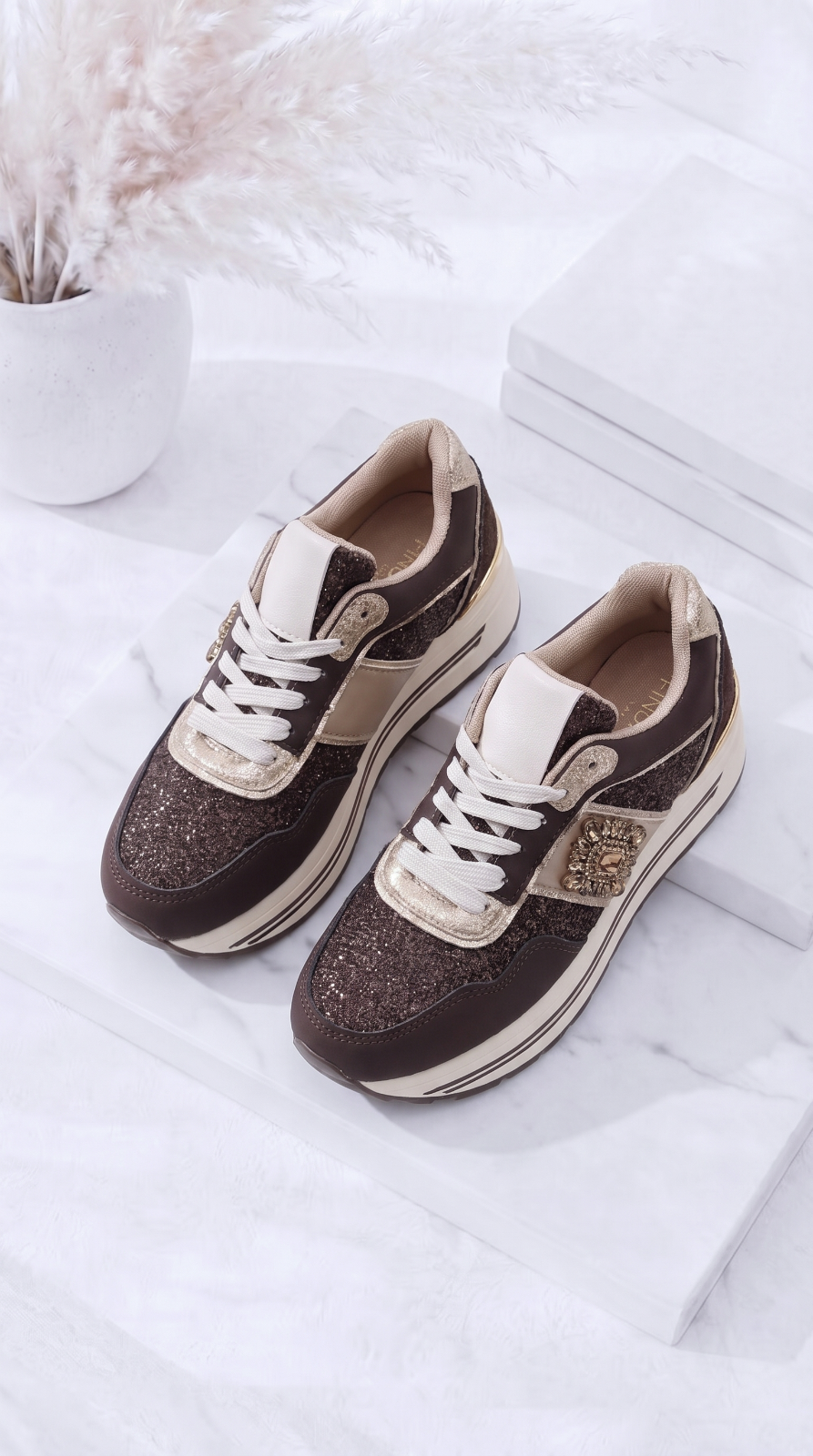 Sneaker Solstice Brooch *Schoko*