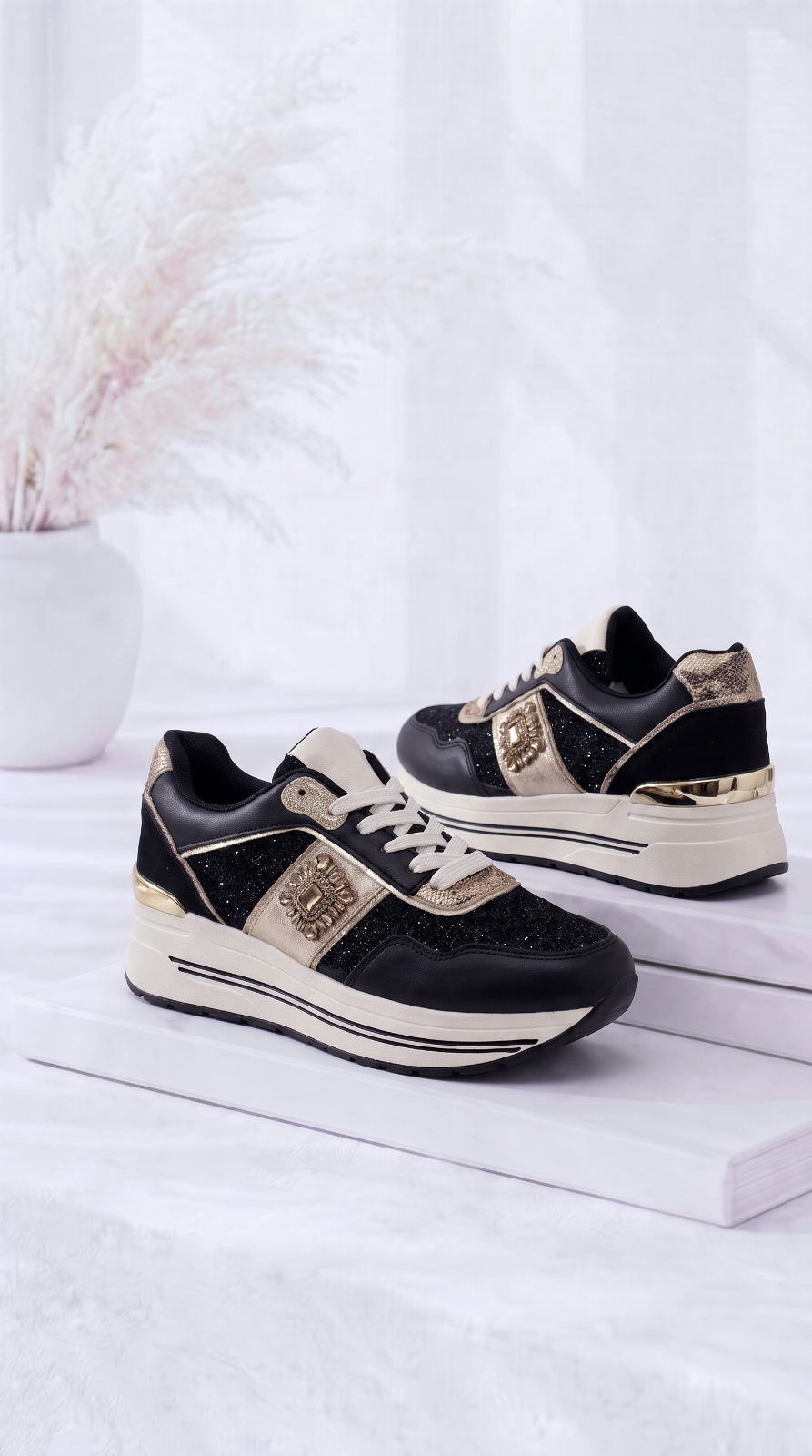 Sneaker Solstice Brooch *Schwarz*