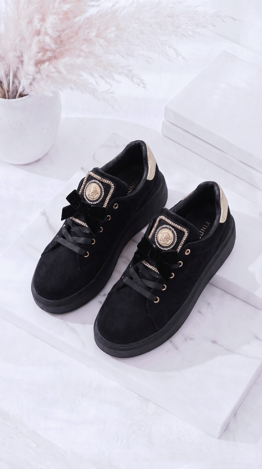 Sneaker Medaillon Luxe *Schwarz*