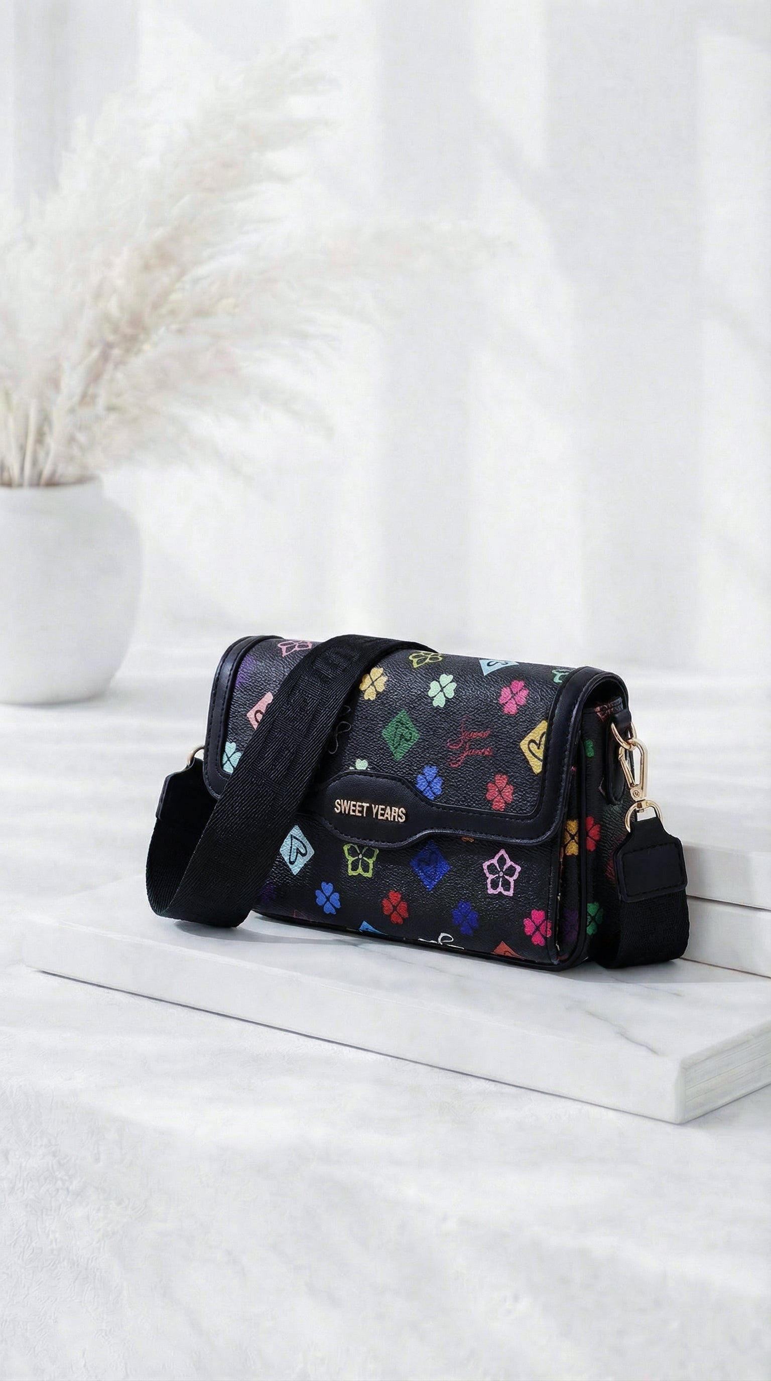 Kleine Umhängetasche Sweet Symbols *Schwarz/Bunt*