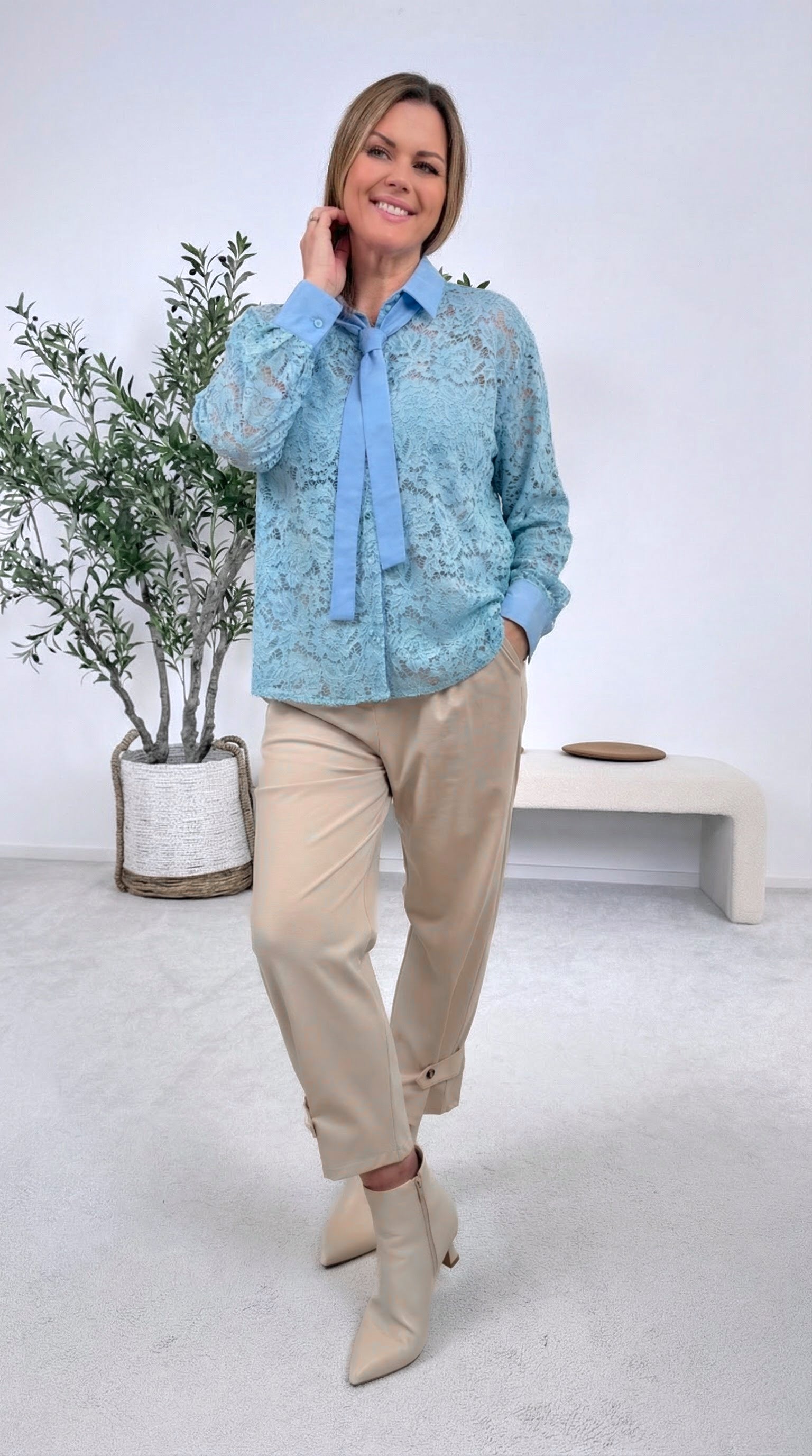 Spitzenbluse Delicate Muse *Blau*