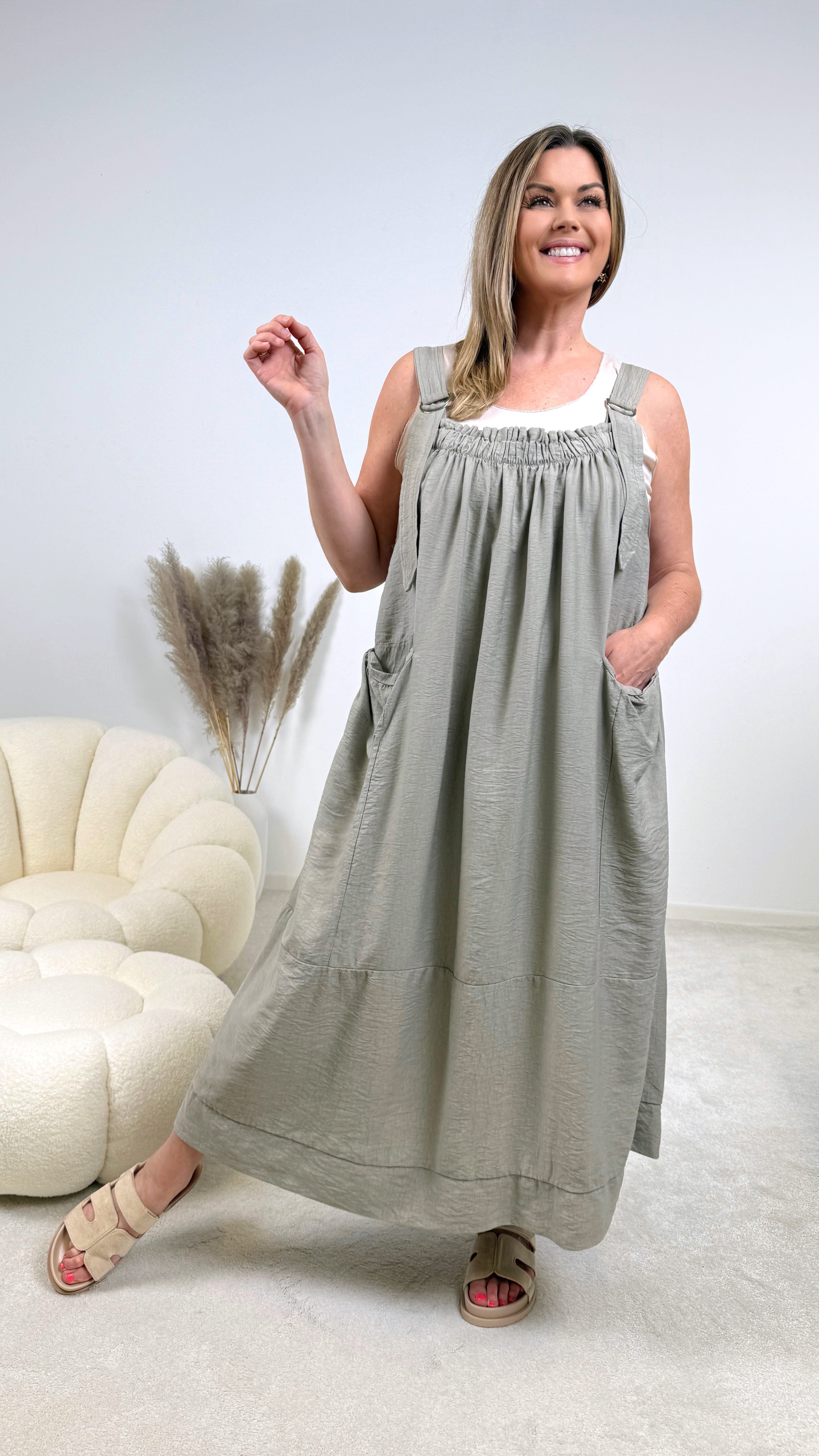 Latz-Kleid Everyday Dress *Taupe* (lieferbar ab 22.4.25)